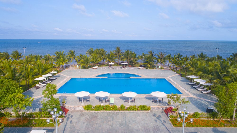 Dọc biển Hải Tiến có nhiều khu resort cao cấp